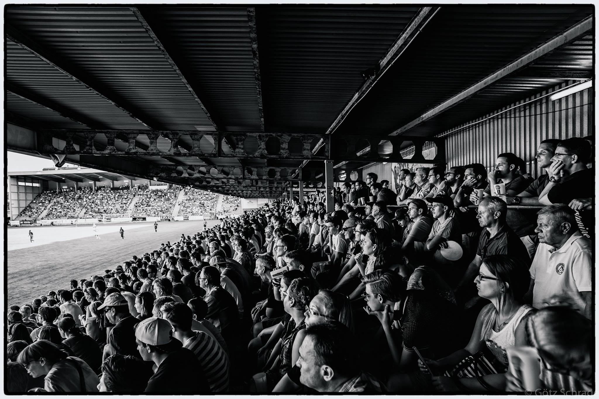 Haupttribüne - © Götz Schrage/WSC